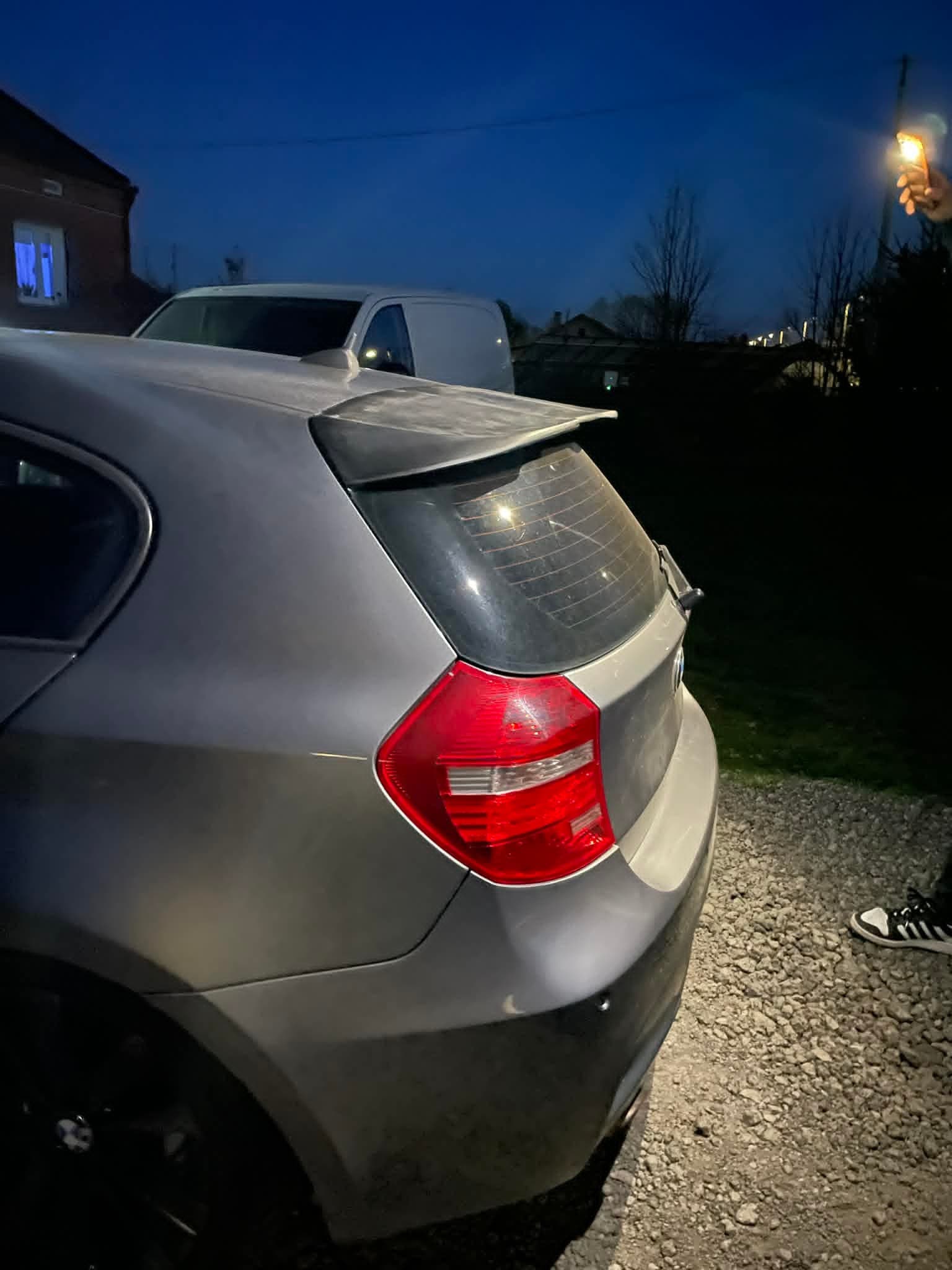 E81/E87 · profil nad szybą
